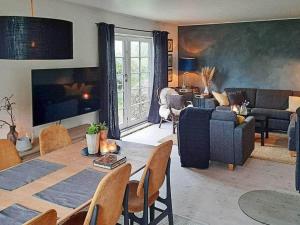 宾德斯莱弗Holiday home Bindslev XVI的带桌子和沙发的客厅