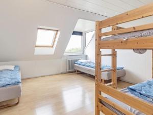 SindrupにあるFourteen-Bedroom Holiday home in Hurup Thyのベッドルーム1室(二段ベッド2組、窓2つ付)が備わります。