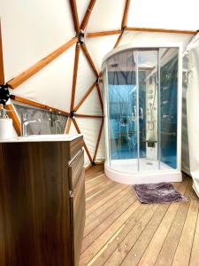 a room with a glass door in a yurt at Lujoso Glamping MarQua Spa Guatavita Wifi Cocina in Guatavita