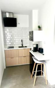 a white kitchen with a sink and a counter at Estudio centro Villanueva Cañada in Villanueva de la Cañada