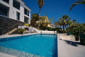 Bazén v ubytování Luxury Villa with Sauna and Heated Pool for 14PAX! nebo v jeho okolí