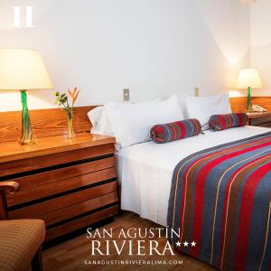 ein Schlafzimmer mit einem Bett und einem Schreibtisch mit einer Lampe in der Unterkunft San Agustin Riviera in Lima