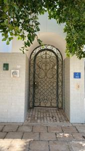 wejście do budynku z metalową bramą w obiekcie فيلا رضوى الخير w mieście Madīnat Yanbu‘ aş Şinā‘īyah