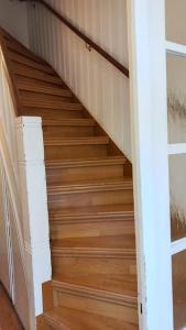 schody w domu z drewnianymi schodami w obiekcie Double Room with a Kitchen and a Shared Bathroom w Bremie