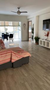 Televízia a/alebo spoločenská miestnosť v ubytovaní Vacaciones en malaga