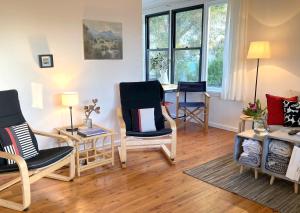 - un salon avec des chaises et une table dans l'établissement Hamlet House, à Eden