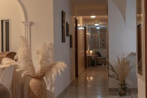 a hallway with a vase with feathers in it at Casa Blanca estadio in Medellín