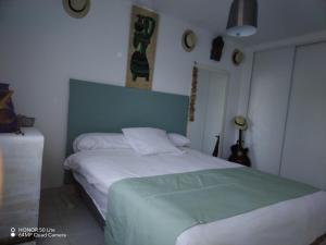 Een bed of bedden in een kamer bij Majopau