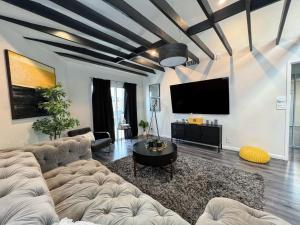 Gallery image of Memorable Renovated 1BR Unit by the Pool in Los Angeles