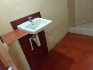 een badkamer met een witte wastafel en een bad bij Casa apartamento palmeras in Balgue