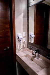 y baño con lavabo y espejo. en Hotel Casa Cantera, en Oaxaca City