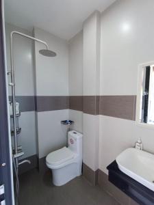 a bathroom with a toilet and a sink at MyTran Homestay-HauLoan in Quy Nhon