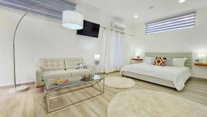 El Cielo by Villa Alejandro في بوكيتي: غرفة معيشة مع سرير وأريكة