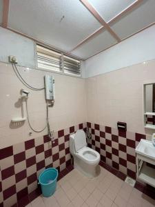 Spacious Home in Kuala Terengganu في كوالا ترغكانو: حمام مع مرحاض ومغسلة