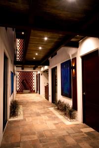 瓦哈卡德華雷斯的住宿－Hotel Casa Cantera，一座房子的空走廊,有木制天花板