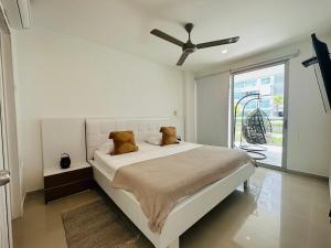 MORROS EPIC 1111 في كارتاهينا دي اندياس: غرفة نوم مع سرير ومروحة سقف