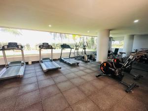 卡塔赫納的住宿－MORROS EPIC 1111，健身房设有数台跑步机和大窗户