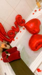 um balcão com pimentos vermelhos numa banheira em Pousada Balneário Camboriú no Balneário Camboriú