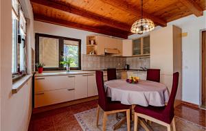 cocina con mesa y sillas en una habitación en Nice Home In Lumbarda With Outdoor Swimming Pool, en Lumbarda