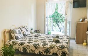 Postel nebo postele na pokoji v ubytování Cozy Apartment In Novalja With Wifi