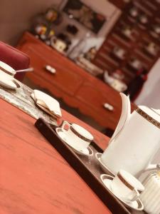una mesa con dos tazas de café encima en Las maletas del pasiego, en Quintana