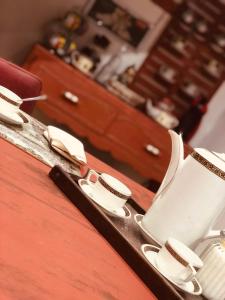 a table with two coffee cups on top of it at Las maletas del pasiego in Quintana