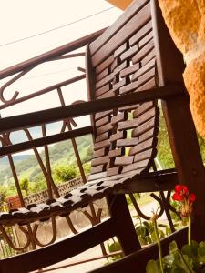 a wooden bench sitting on top of a balcony at Las maletas del pasiego in Quintana