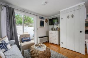 ein Wohnzimmer mit einem Sofa und einem TV in der Unterkunft 200 Captain Chase Road Dennis Port Cape Cod - - Beach Retreat II in Dennis Port