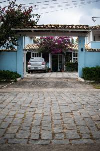 un coche aparcado frente a una casa en Villa Salvia Geriba Beach ao lado Fishbone, en Búzios