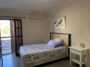 a bedroom with a bed and a table and a window at Casa Mía in Resistencia