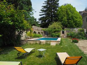 un jardín con sillas y una piscina en Nice provençal holiday home with garden and pool, Mollans-sur-Ouvèze, en Mollans-sur-Ouvèze