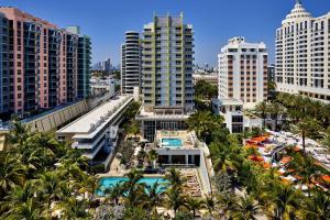 una vista aérea de una ciudad con edificios altos en Royal Palm South Beach Miami, a Tribute Portfolio Resort, en Miami Beach