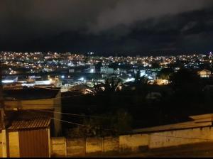 a view of a city at night with lights at Ap aconchegante bq in Barbacena