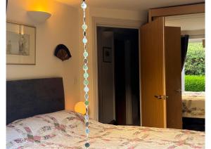 een schommel boven een bed in een slaapkamer bij Henrietta's Central Frome Apartment in Frome