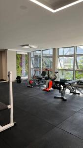 a room with a gym with treadmills and machines at Dpto en fontanas del sur, excelentes amenities y muy tranquilo in Cordoba