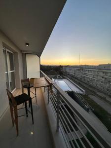 a balcony with a table and a view of a city at Dpto en fontanas del sur, excelentes amenities y muy tranquilo in Cordoba