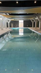 an empty swimming pool with blue water in it at Dpto en fontanas del sur, excelentes amenities y muy tranquilo in Cordoba