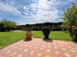 Un patio con dos macetas de flores sobre un césped. en Villa Jardin - Novosel, en Novosel 22 fotos más