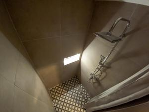La salle de bains est pourvue d'une douche, d'une baignoire et d'un lavabo. dans l'établissement SP Central Loft, à Vólos