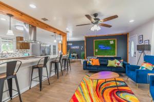 cocina y sala de estar con sofá y bar en HeatedPool, FirePit, outdoorR&R Osasis- double master, en San Antonio