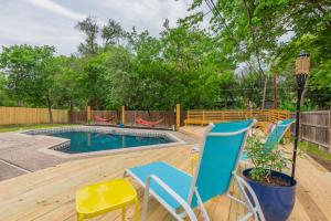 una terraza con sillas y una piscina en HeatedPool, FirePit, outdoorR&R Osasis- double master, en San Antonio