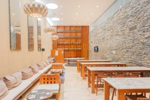 een restaurant met tafels en stoelen en een stenen muur bij Central Location Full Amenities heart Palermo Soho powered by Argenhost -T107- in Buenos Aires