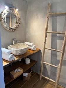 baño con lavabo y escalera de madera en La Villa By Ferdi'Nan, en Grand-Bourg