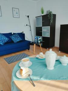 una sala de estar con una mesa con comida. en Apartament nad Nidą, en Sobków