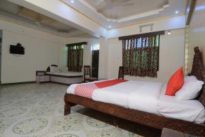 una camera con un letto e una televisione di OYO Flagship Ranibagh Palace a Jodhpur