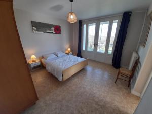Cama ou camas em um quarto em Appartement La Roche-Posay, 3 pièces, 6 personnes - FR-1-541-86