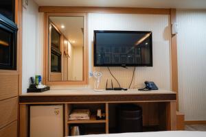 Mokpo Well hotel的电视和/或娱乐中心