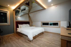 Mokpo Well hotel客房内的一张或多张床位