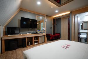 En eller flere senger på et rom på Mokpo Well hotel