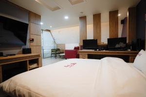 Mokpo Well hotel的电视和/或娱乐中心
